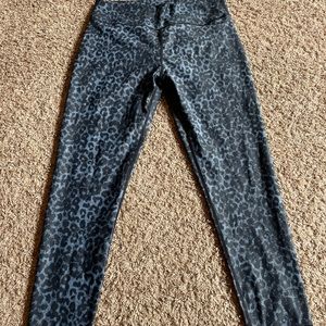 ZYIA Active Leopard Print Scrunch Capris
